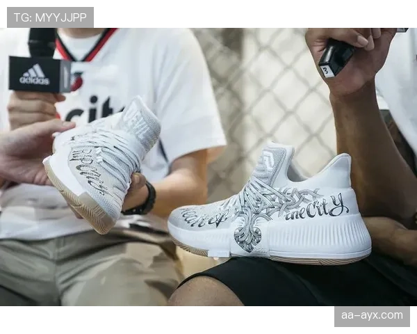 刚刷到达米安·利拉德遛狗照，那块表直接能开个车展